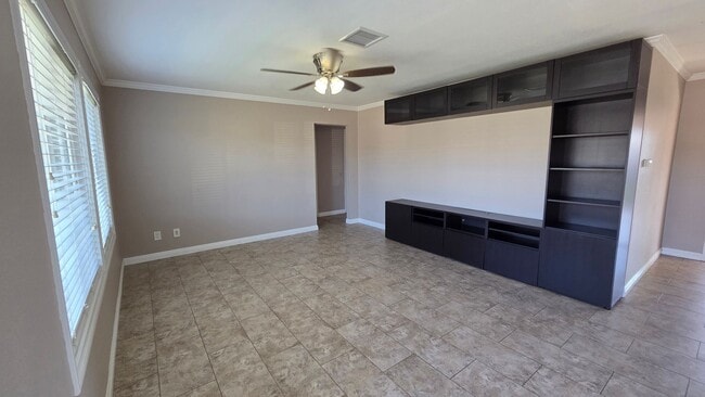 Building Photo - Spacious 3 bed 1 bath with a large backyard!