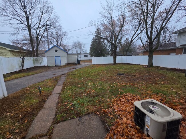 Building Photo - 4 Bed 1.5 Bath Single Family Home in Nekoosa