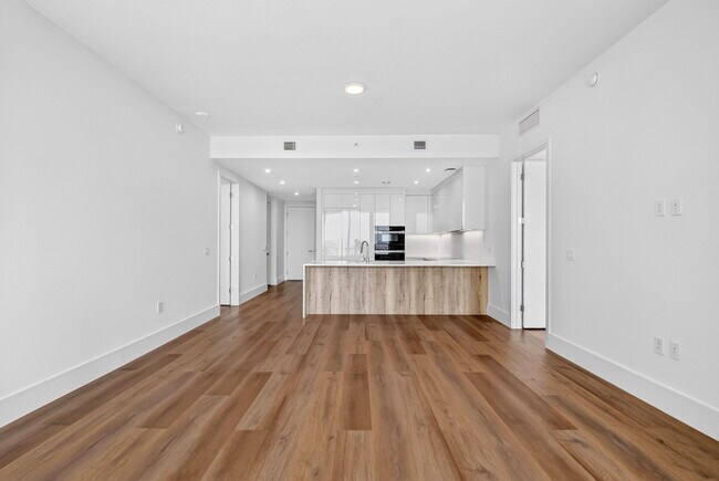 Building Photo - 220 Lake Shore Dr
