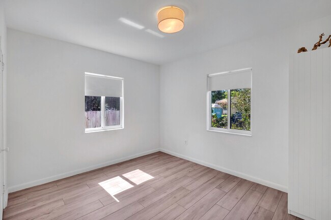 Building Photo - 565 NW 49th St