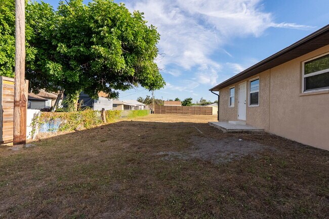 Building Photo - MOVE IN WITH ZERO DEPOSIT - UPDATED 3 BEDROOM HOME IN VENICE