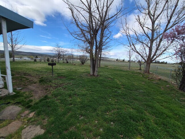 Building Photo - 3 bed/ 2 bath Country Home in California Pines