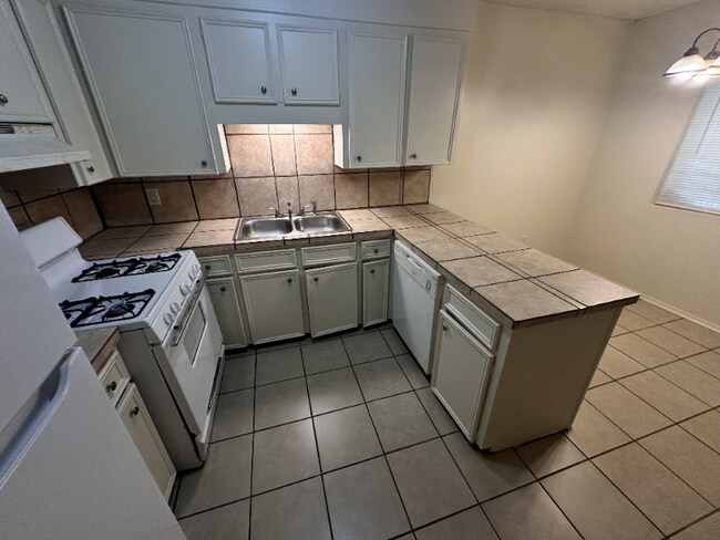 Building Photo - 106 E Woodcrest Dr