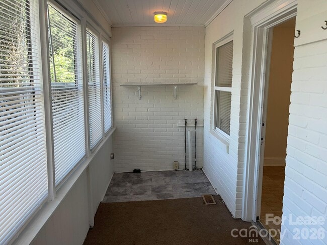 Building Photo - 1308 S Kings Dr