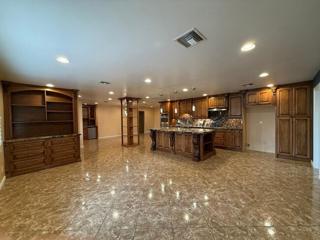 Building Photo - 4028 W Augusta Ave