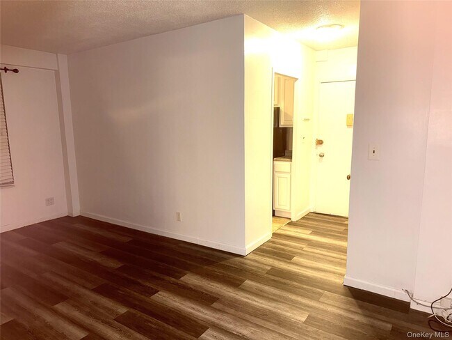 Building Photo - 181 Pearsall Dr