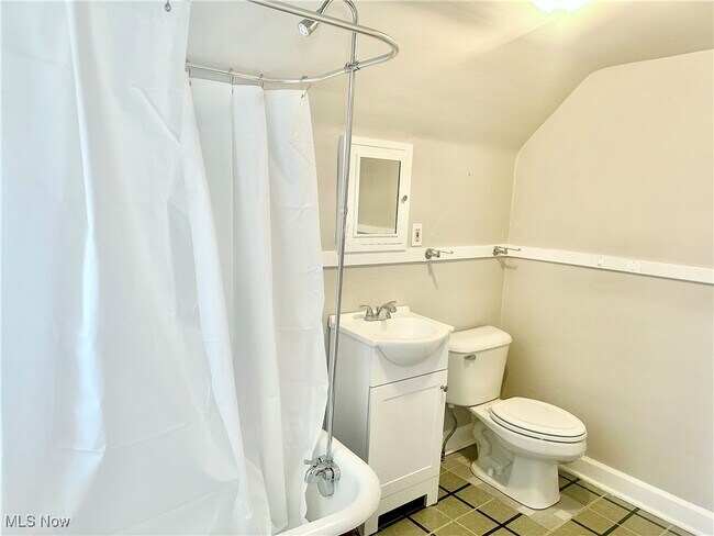 Building Photo - 3595 Glencairn Rd