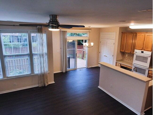 Building Photo - Exceptional End-Unit Townhome with Expansi...