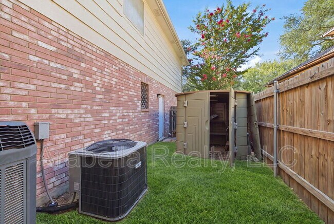 Building Photo - 832 Dimrock