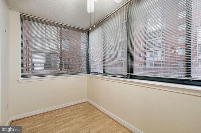 Building Photo - 1050 N Taylor St