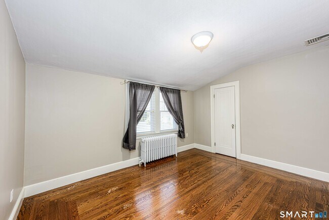 Building Photo - 186 School St