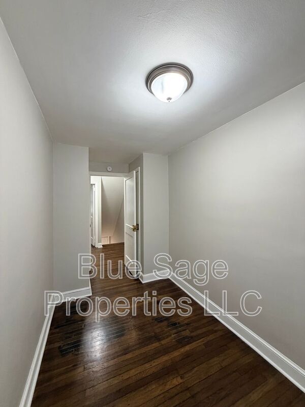 Building Photo - 402 Rively Ave