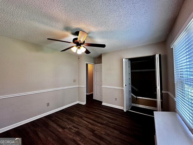 Building Photo - 1060 Falling Water Dr
