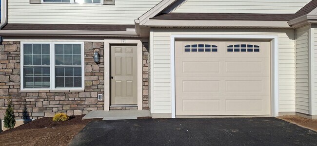 Building Photo - 3 Bedroom 2.5 Bathroom Available in Elizabethtown!