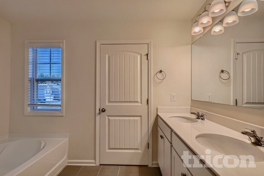 Building Photo - 142 Woodhouse Cir