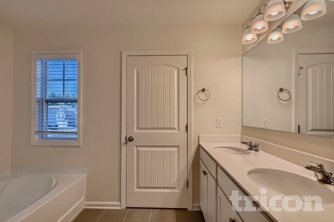 Building Photo - 142 Woodhouse Cir