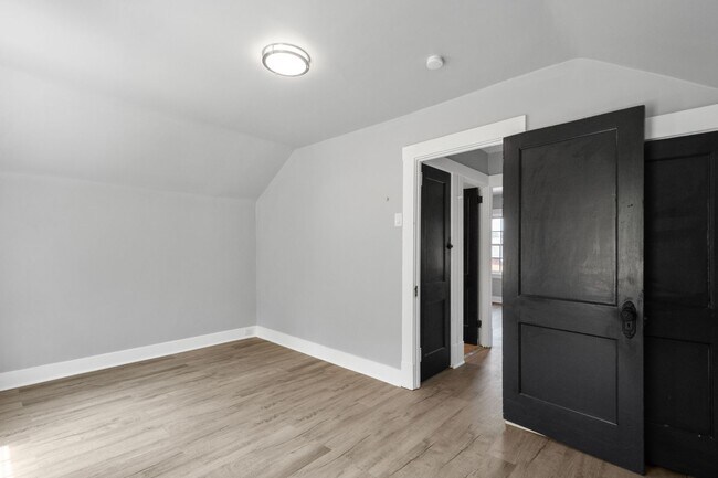 Building Photo - Stunning 2 bedroom home in Carrick available October 1st!