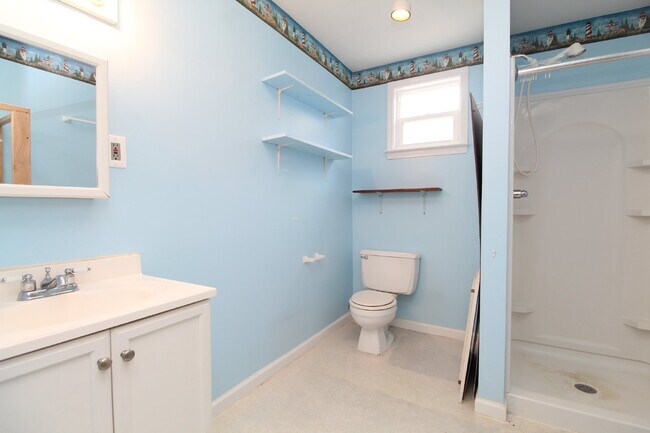 Building Photo - Spacious 4BR Home with Bonus Studio, Sunro...