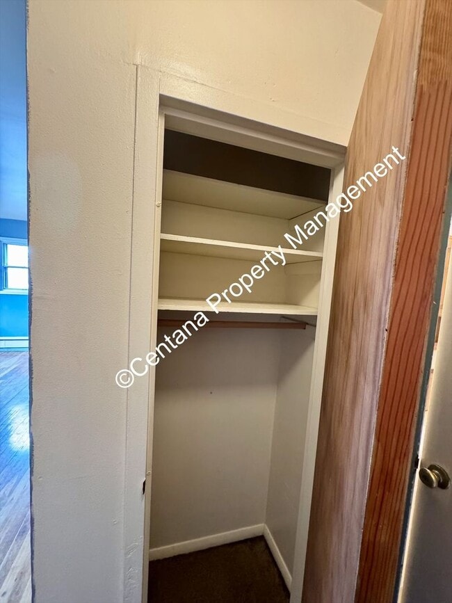 Building Photo - Pet friendly 2 bedroom house with a large lawn!