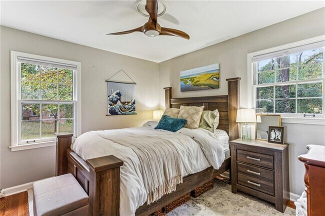 Building Photo - 2592 Woodacres Rd NE