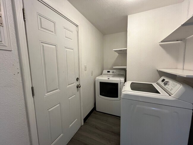 Building Photo - 138 N Klevin St