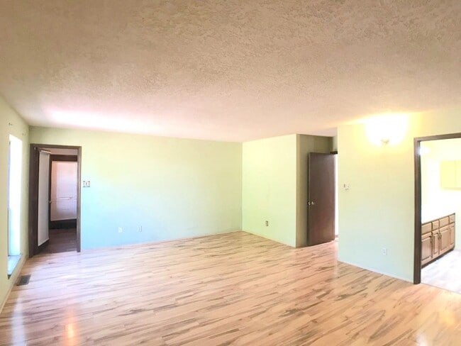 Building Photo - Spacious 2BR/2BA located on Golf Course in Rio Communities. Hardwood floors in living space. 2 Ca...