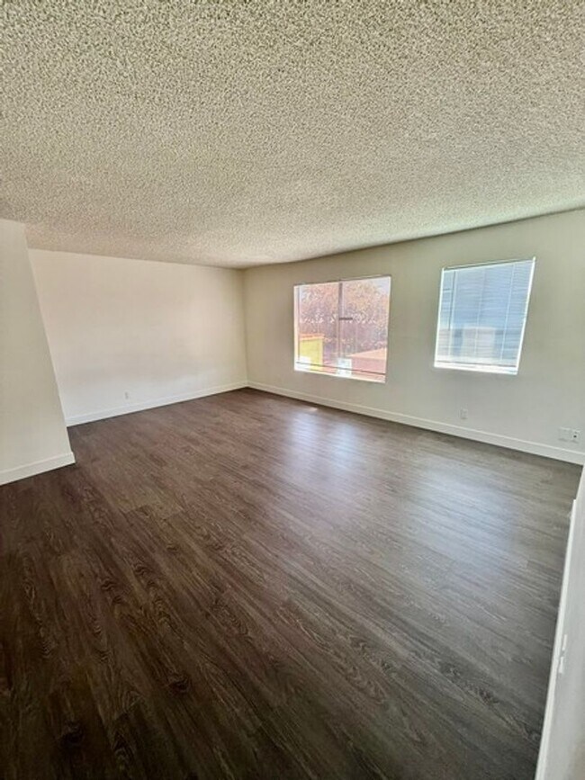 Building Photo - 3 bedroom apartment with a 1 car garage