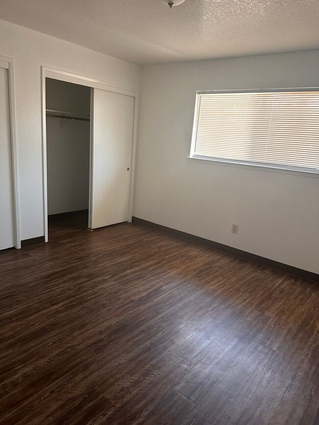Building Photo - Great 2 bed 1 bath duplex