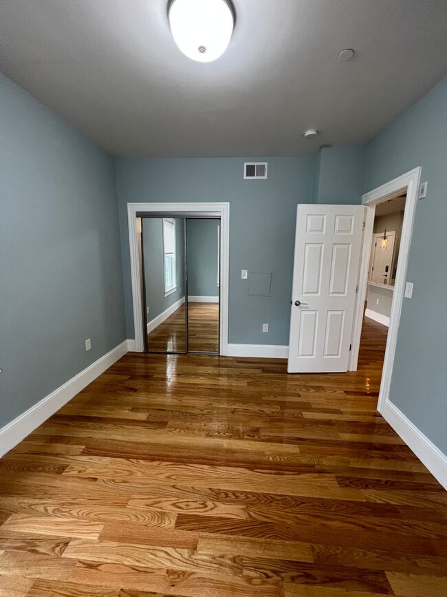 Building Photo - Large 2 Bedrooms Plus a Bonus Room. 2 Full...