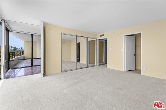 Building Photo - 4265 Marina City Dr