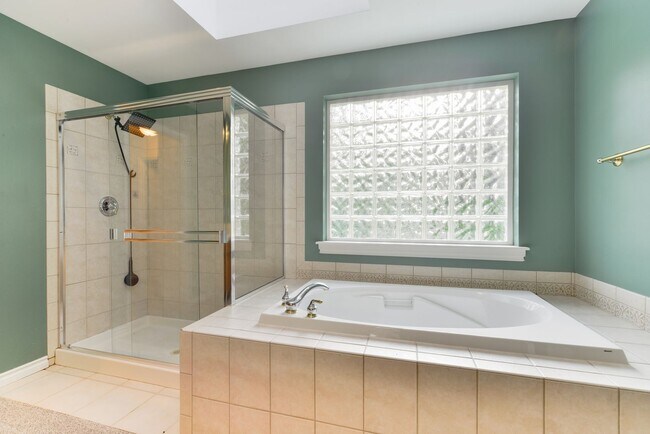 Building Photo - Nice 5 Bed / 2.5 bath house for rent in Kenmore.