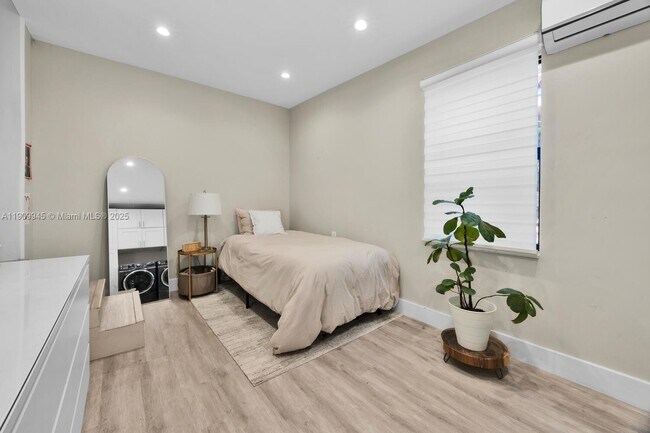 Building Photo - 1009 Genoa St