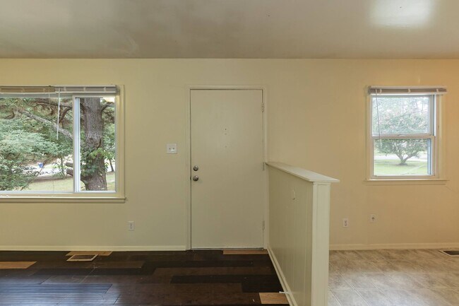 Building Photo - 817 S Plum St