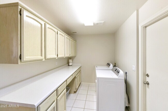 Building Photo - 11115 E Bellflower Ct
