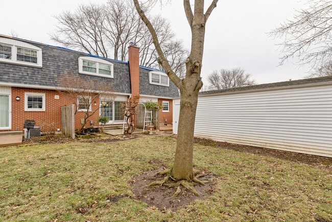 Building Photo - 825 Country Club Dr