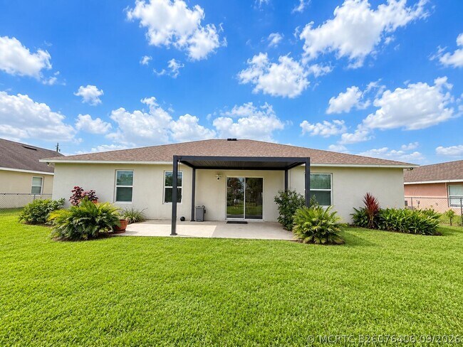 Building Photo - 1025 SW Sarto Ln