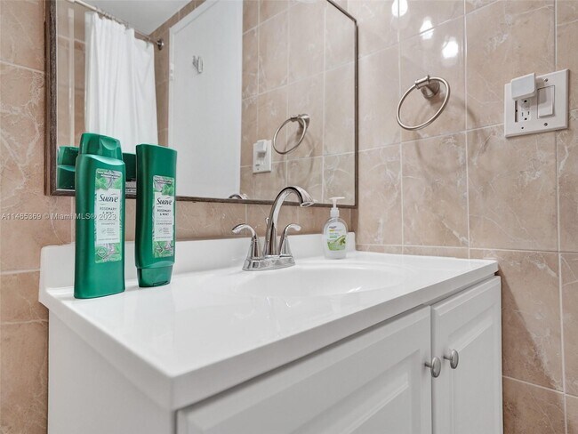 Building Photo - 3725 S Ocean Dr