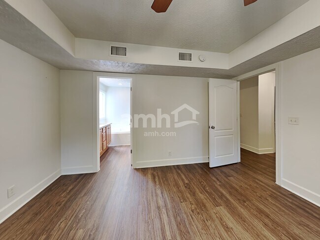 Building Photo - 2049 Aberdeen Cir