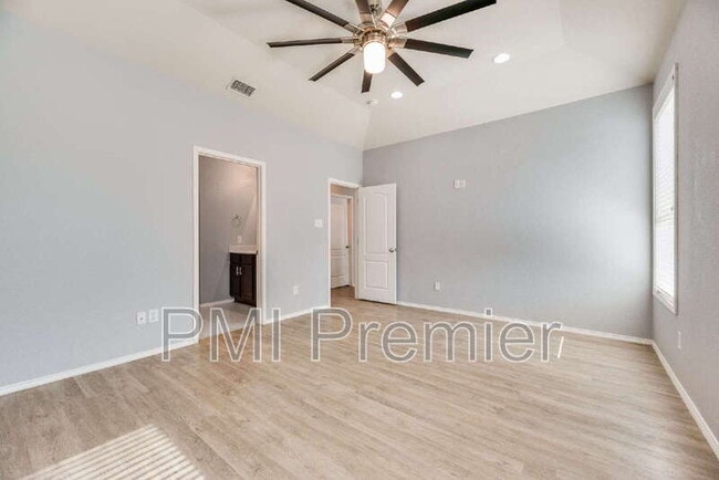 Building Photo - 9004 Blackstone Dr