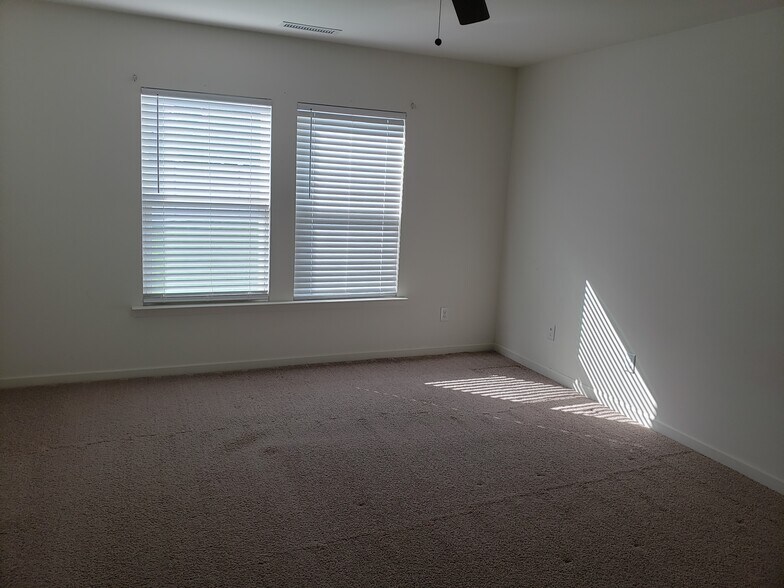 Building Photo - 944 Avondale Dr