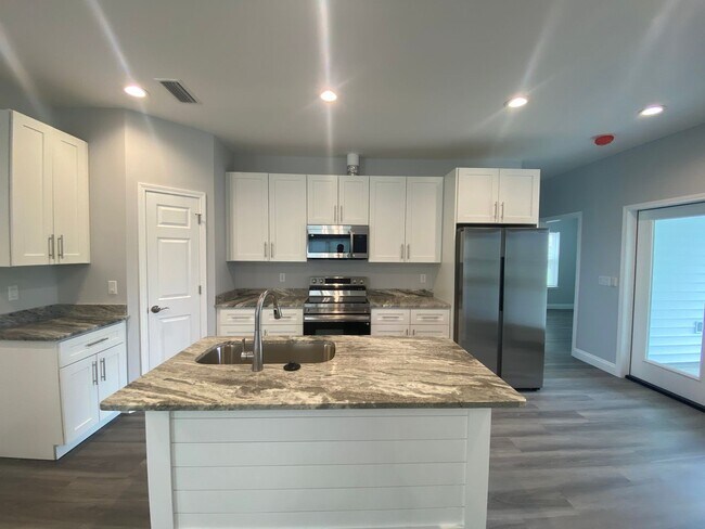 Building Photo - 2936 Hall Ave