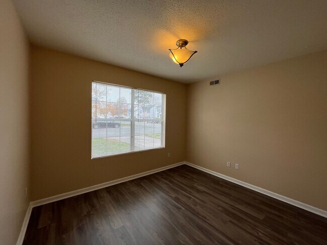 Building Photo - 3 Bedroom, 2 Bathroom Home in Kings Charter