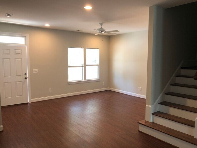 Building Photo - Student Friendly 3 Bedroom Single Family Home