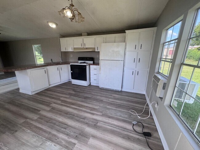 Building Photo - 102 Lakewater Dr