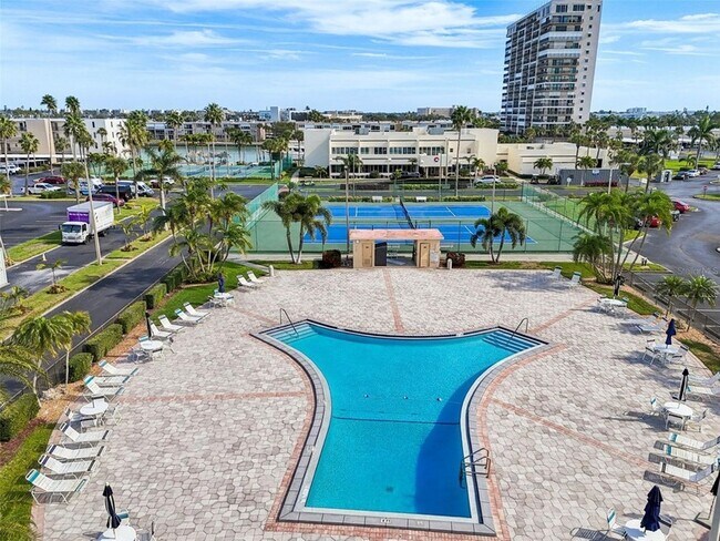 Building Photo - 7625 Sun Island Dr S