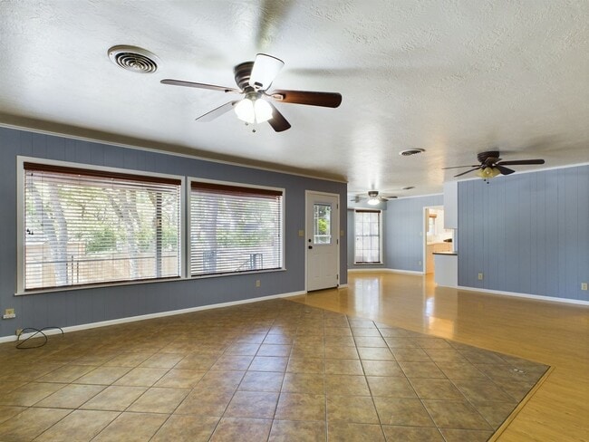 Building Photo - Charming 3-Bed Oasis with Fireplace & Hard...