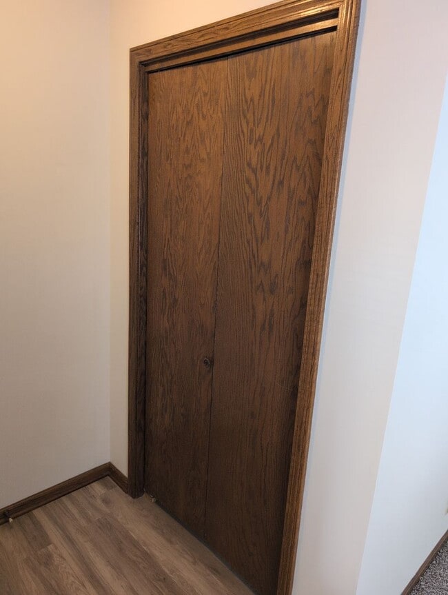 Building Photo - Fully Updated 3 Bedroom 3 Bath Townhouse with 2 Stall Attatched Garage