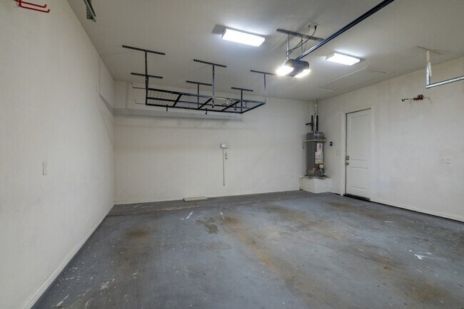 Building Photo - 2900 N Fitzhugh Ave