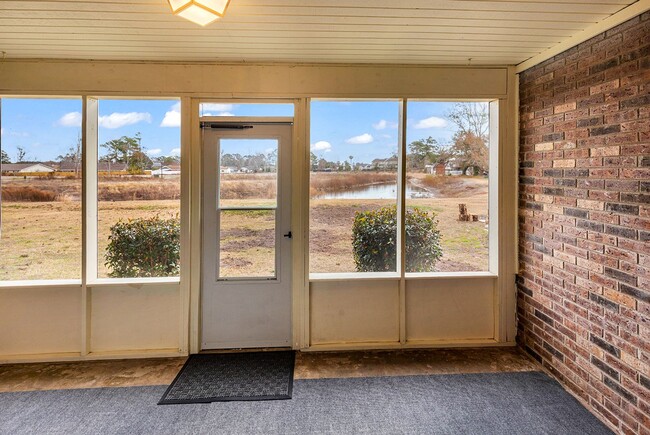 Building Photo - Master Suite with Balcony!!! Completely remodeled 2 level townhome close to the beaches of Surfside!