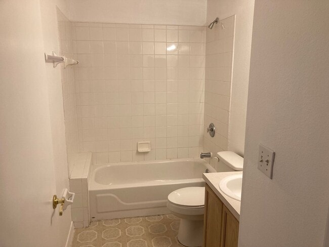 Building Photo - Large 2 master suites